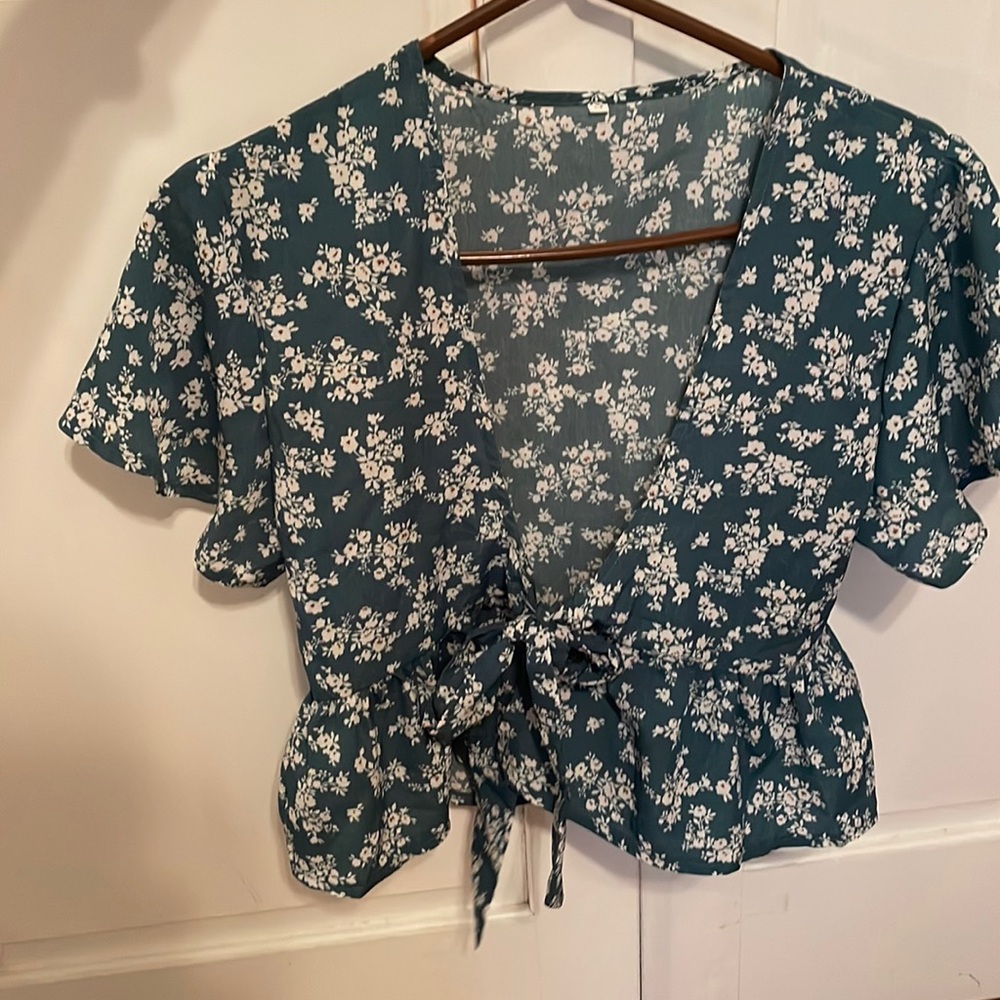 Small floral crop top low cut tie front